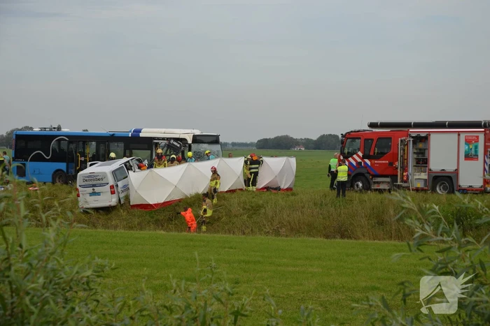 Ernstige aanrijding tussen taxibus en lijnbus