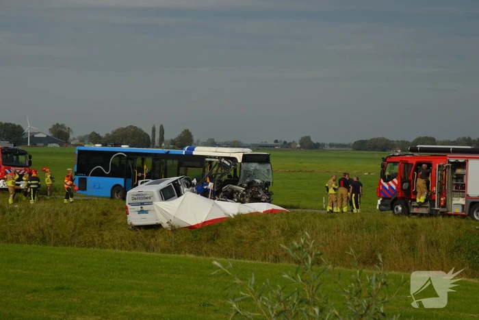 Ernstige aanrijding tussen taxibus en lijnbus
