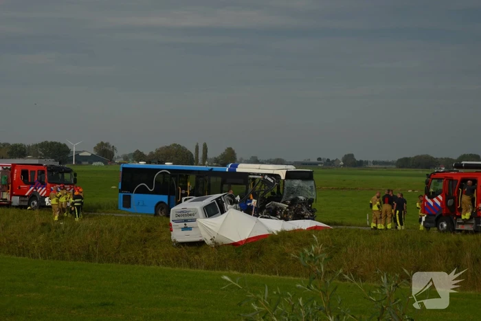 Ernstige aanrijding tussen taxibus en lijnbus
