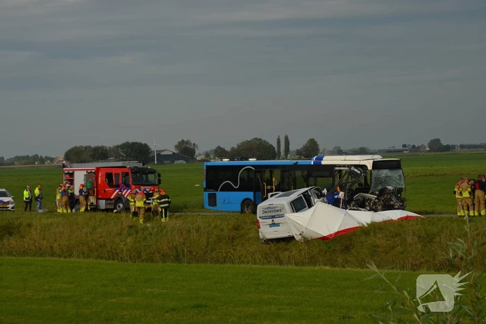Ernstige aanrijding tussen taxibus en lijnbus