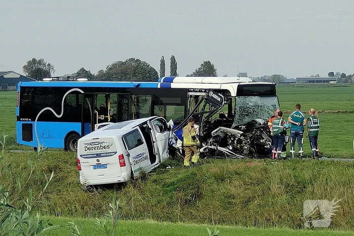 Ernstige aanrijding tussen taxibus en lijnbus