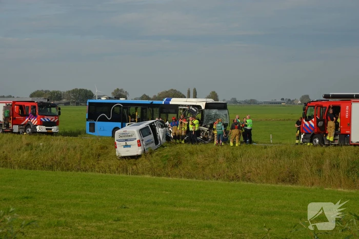 Ernstige aanrijding tussen taxibus en lijnbus