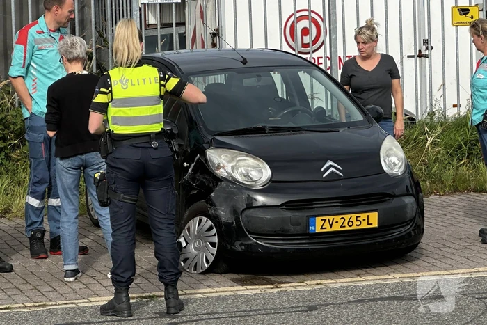 Schade na botsing tussen personenauto's