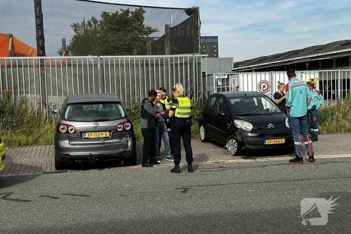 Schade na botsing tussen personenauto's