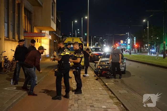 Motorrijder en personenauto in botsing