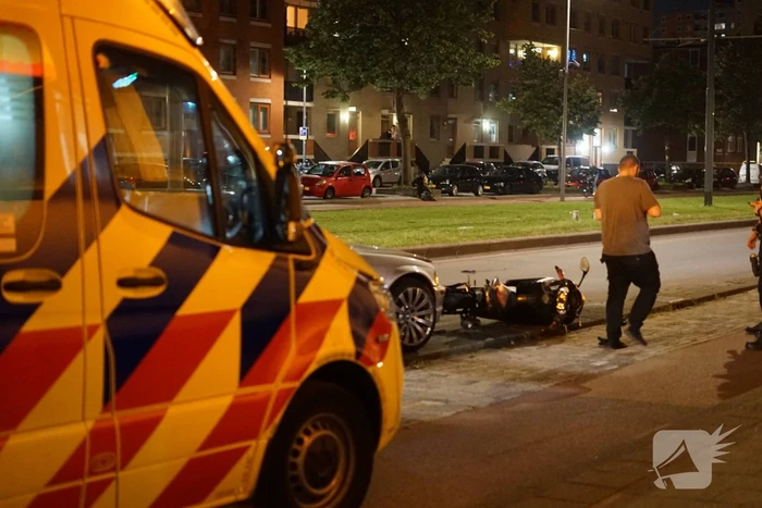 Motorrijder en personenauto in botsing