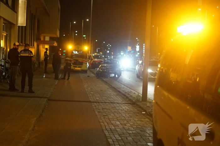 Motorrijder en personenauto in botsing