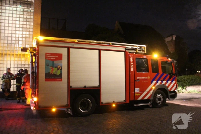 Brandweer doet onderzoek naar brandlucht