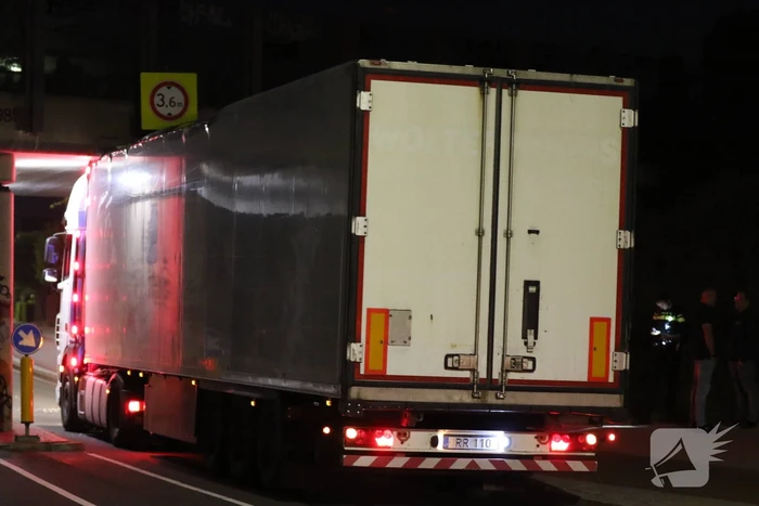 Verstoring treinverkeer door klemgereden vrachtwagen