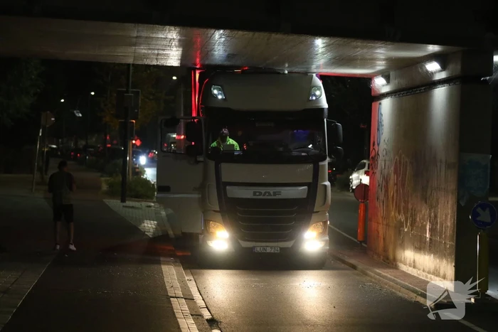 Verstoring treinverkeer door klemgereden vrachtwagen