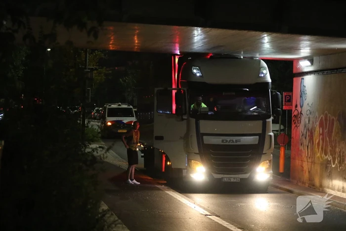 Verstoring treinverkeer door klemgereden vrachtwagen