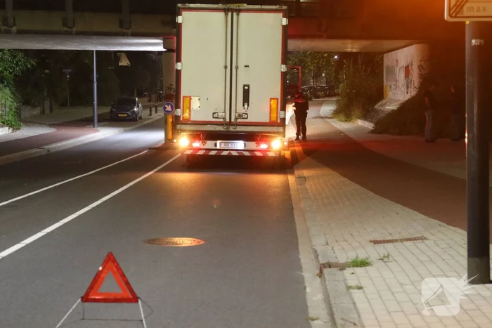 Verstoring treinverkeer door klemgereden vrachtwagen