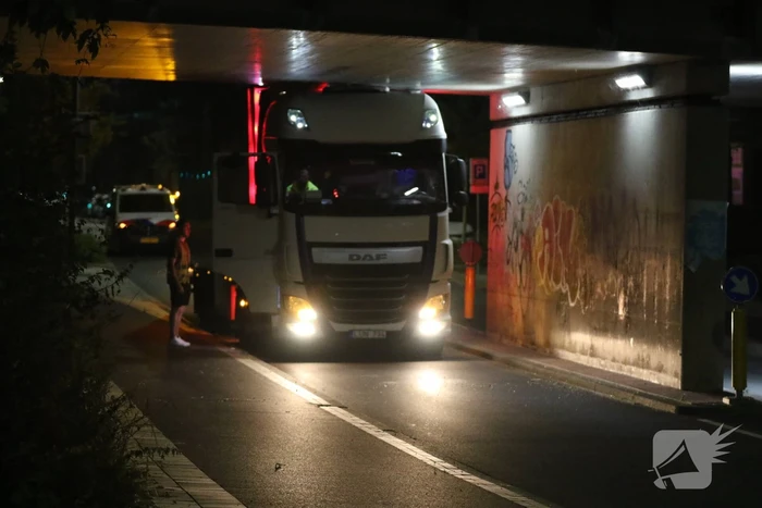 Verstoring treinverkeer door klemgereden vrachtwagen