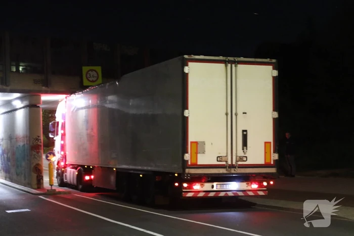 Verstoring treinverkeer door klemgereden vrachtwagen