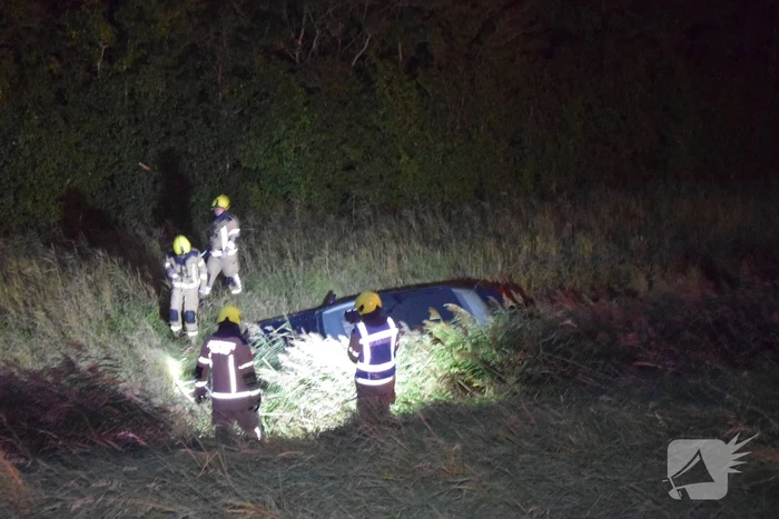 Auto aangetroffen in sloot, bestuurder verlaat voertuig