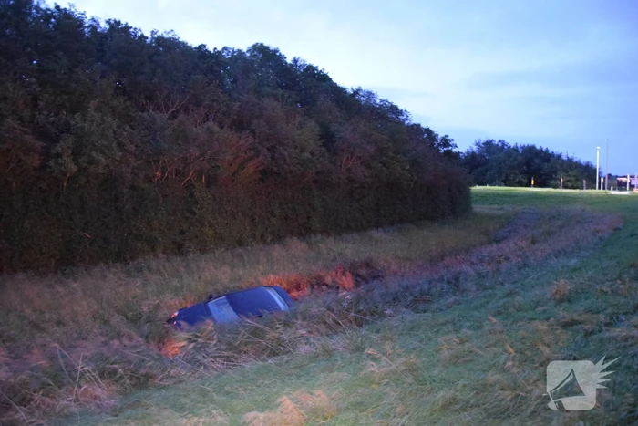 Auto aangetroffen in sloot, bestuurder verlaat voertuig