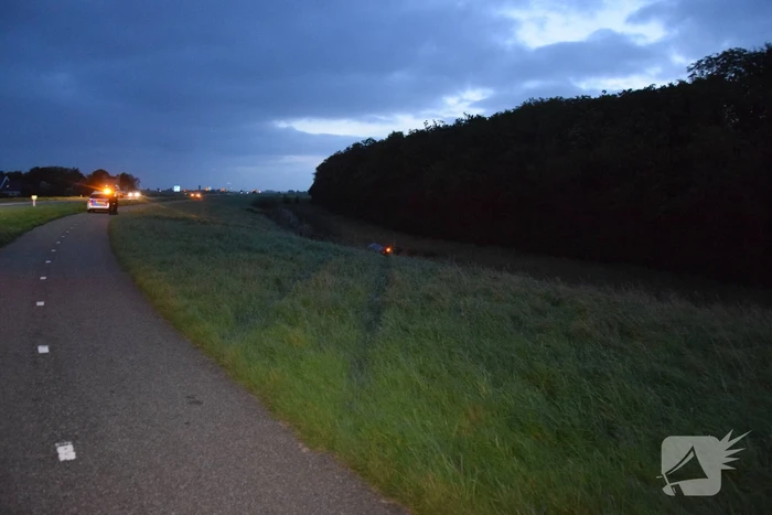 Auto aangetroffen in sloot, bestuurder verlaat voertuig