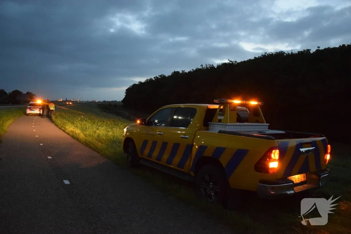 Auto aangetroffen in sloot, bestuurder verlaat voertuig
