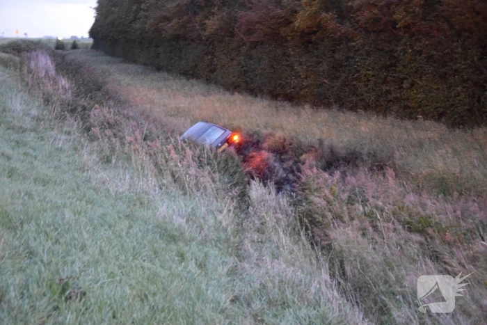 Auto aangetroffen in sloot, bestuurder verlaat voertuig