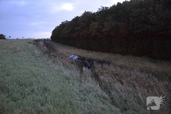 Auto aangetroffen in sloot, bestuurder verlaat voertuig