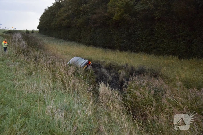 Auto aangetroffen in sloot, bestuurder verlaat voertuig