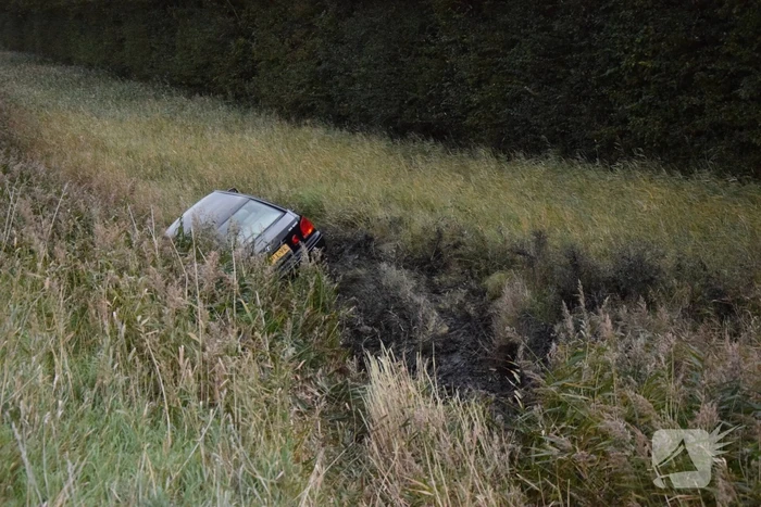Auto aangetroffen in sloot, bestuurder verlaat voertuig