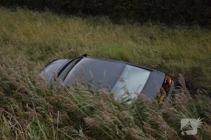 Auto aangetroffen in sloot, bestuurder verlaat voertuig