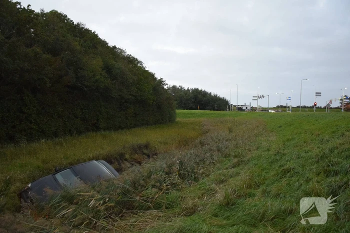 Auto aangetroffen in sloot, bestuurder verlaat voertuig