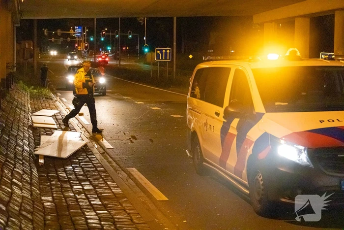 Vrachtwagen raakt onderkant van viaduct