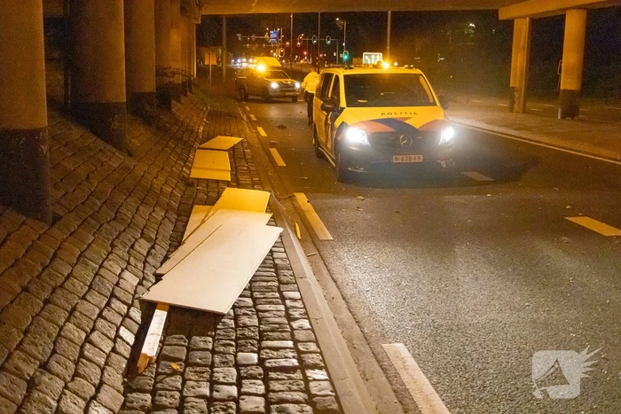 Vrachtwagen raakt onderkant van viaduct