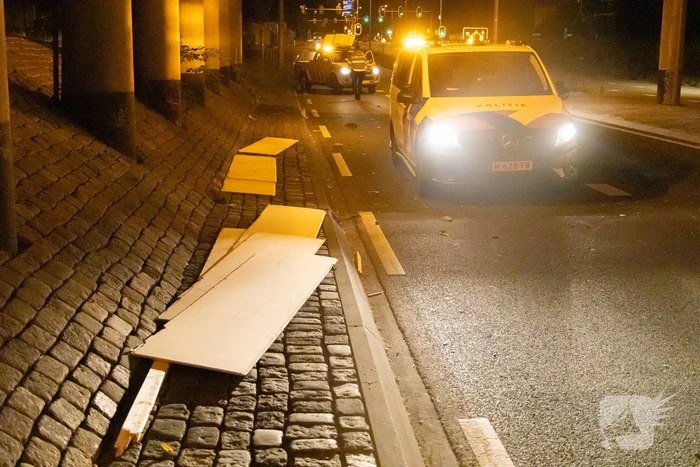 Vrachtwagen raakt onderkant van viaduct