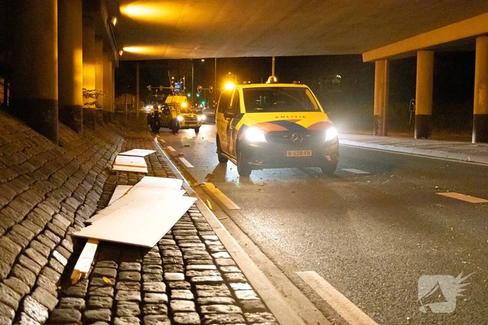 Vrachtwagen raakt onderkant van viaduct