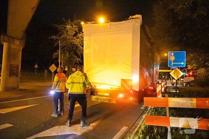 Vrachtwagen raakt onderkant van viaduct