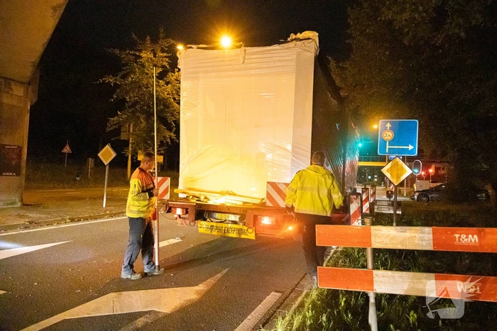 Vrachtwagen raakt onderkant van viaduct