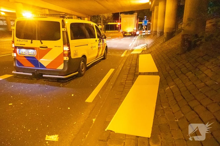 Vrachtwagen raakt onderkant van viaduct