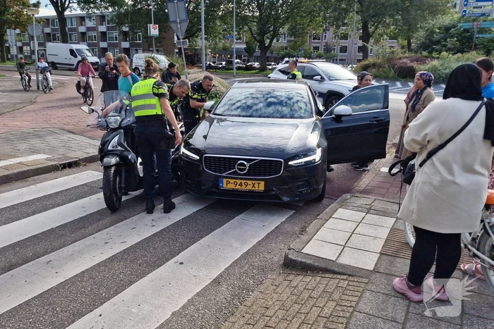 Automobilist en scooterrijder in botsing op rotonde