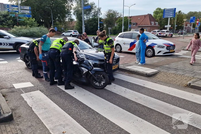 Automobilist en scooterrijder in botsing op rotonde