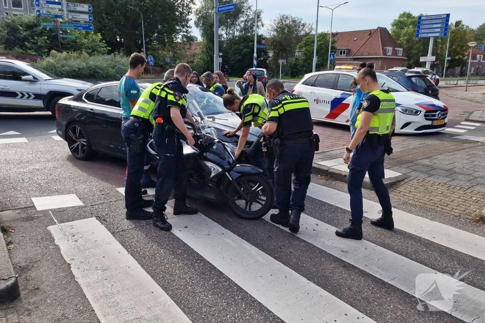Automobilist en scooterrijder in botsing op rotonde