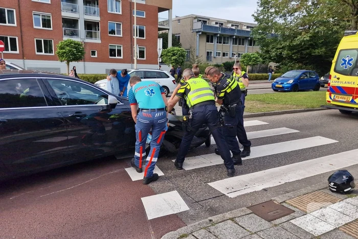 Automobilist en scooterrijder in botsing op rotonde