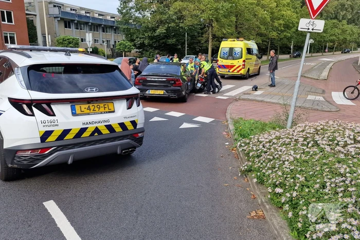 Automobilist en scooterrijder in botsing op rotonde