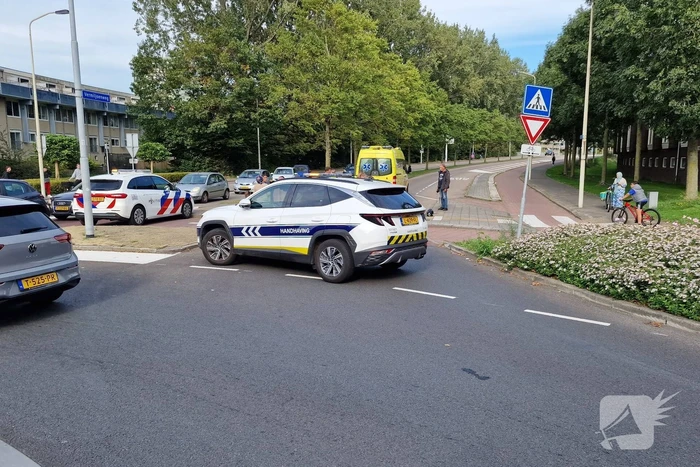 Automobilist en scooterrijder in botsing op rotonde