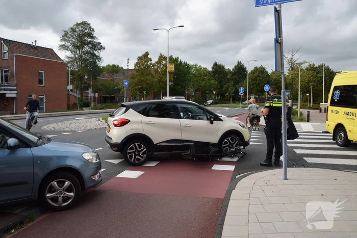 Afslaande automobilist rijdt over fiets