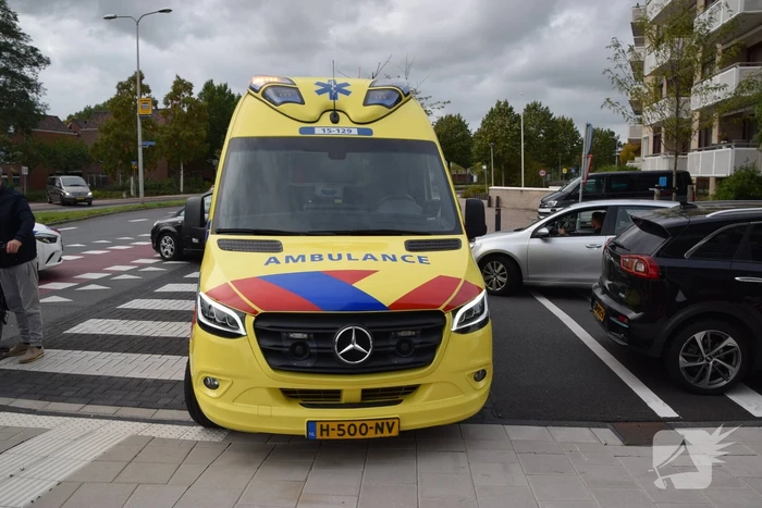Afslaande automobilist rijdt over fiets