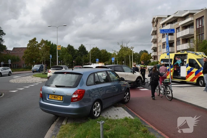 Afslaande automobilist rijdt over fiets