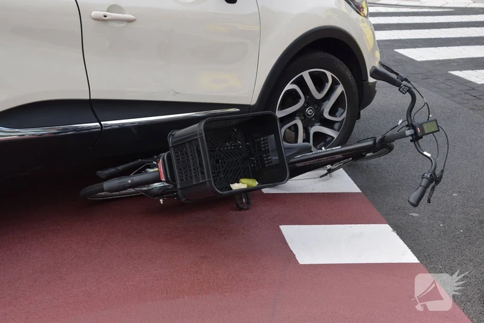 Afslaande automobilist rijdt over fiets
