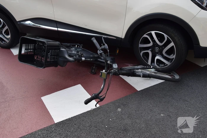 Afslaande automobilist rijdt over fiets