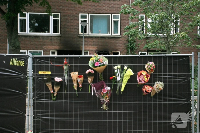 Eerste bloemen bij woning van dodelijke schietpartij