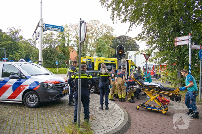 Fietser bekneld tussen auto en paal