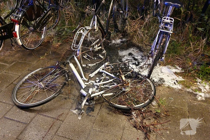 Drie fietsen in brand gestoken in fietsenstalling