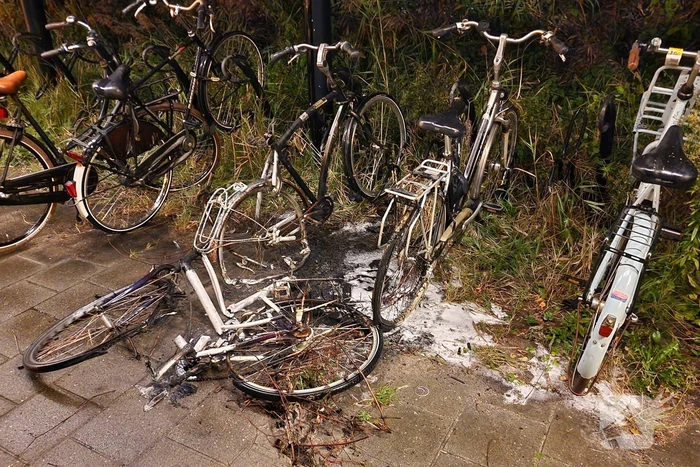 Drie fietsen in brand gestoken in fietsenstalling